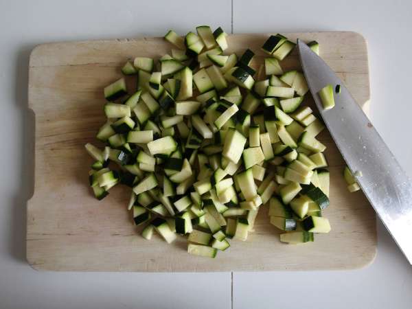 Orzo-pastasalat med laks og courgette - Forberedelse trin 3