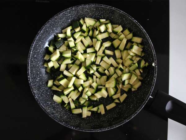 Orzo-pastasalat med laks og courgette - Forberedelse trin 4