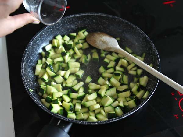 Orzo-pastasalat med laks og courgette - Forberedelse trin 5