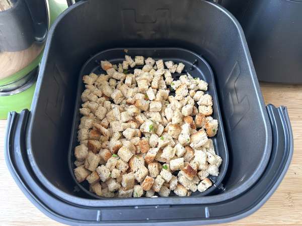 Sprøde urtecroutoner i Air Fryer (hurtigt og nemt) - Forberedelse trin 6