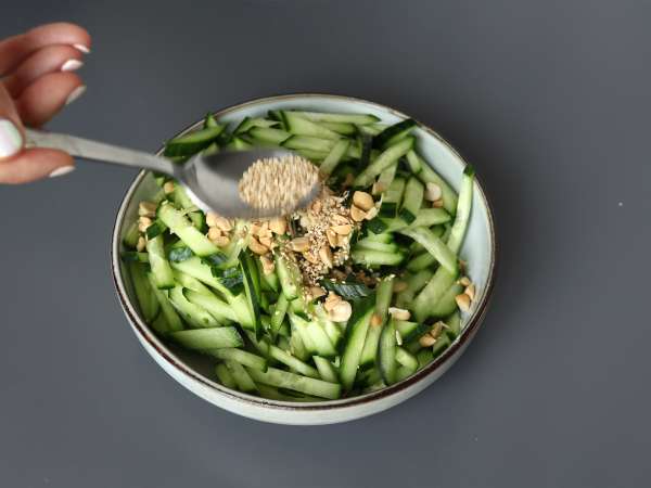 Krydret agurkesalat med peanuts - Forberedelse trin 3