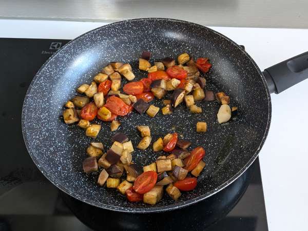 Pasta med auberginecreme og cherrytomater: enkel og velsmagende opskrift - Forberedelse trin 6