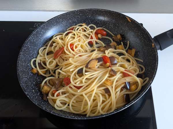 Pasta med auberginecreme og cherrytomater: enkel og velsmagende opskrift - Forberedelse trin 7