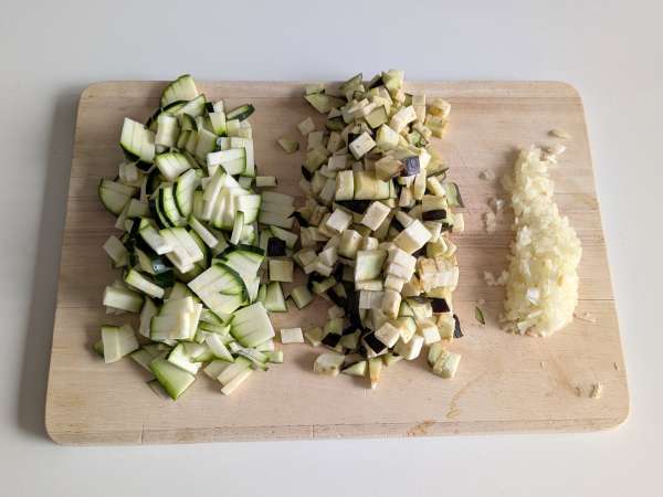 Bagt vegetarisk fyldt peberfrugt: den nemme og velsmagende opskrift med grøntsager og mozzarellaost - Forberedelse trin 2