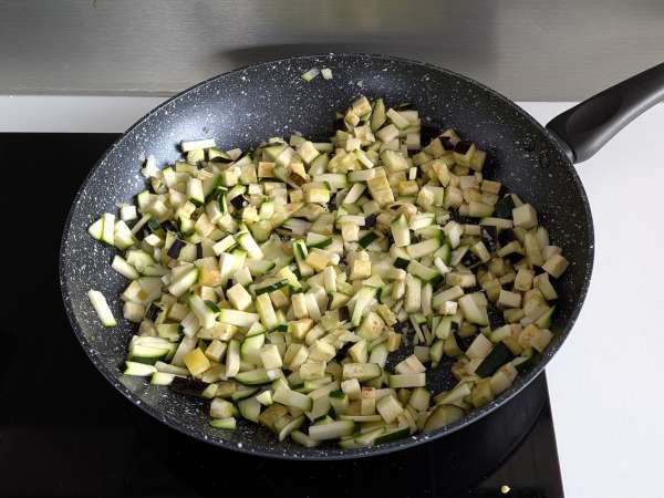 Bagt vegetarisk fyldt peberfrugt: den nemme og velsmagende opskrift med grøntsager og mozzarellaost - Forberedelse trin 3