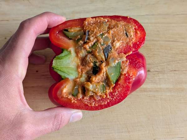 Bagt vegetarisk fyldt peberfrugt: den nemme og velsmagende opskrift med grøntsager og mozzarellaost - Forberedelse trin 6