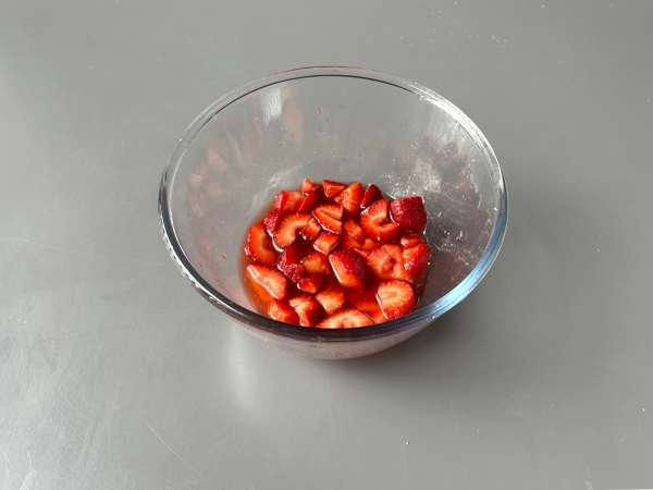 Pavê de morango, den brasilianske dessert lavet af jordbær og kondenseret mælk, der bedst spises kold - Forberedelse trin 1