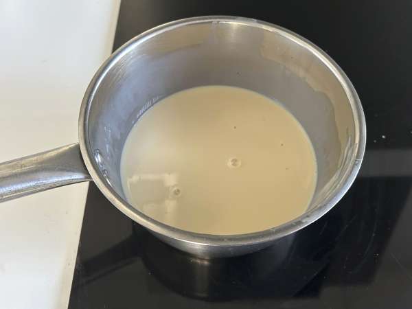 Pavê de morango, den brasilianske dessert lavet af jordbær og kondenseret mælk, der bedst spises kold - Forberedelse trin 2