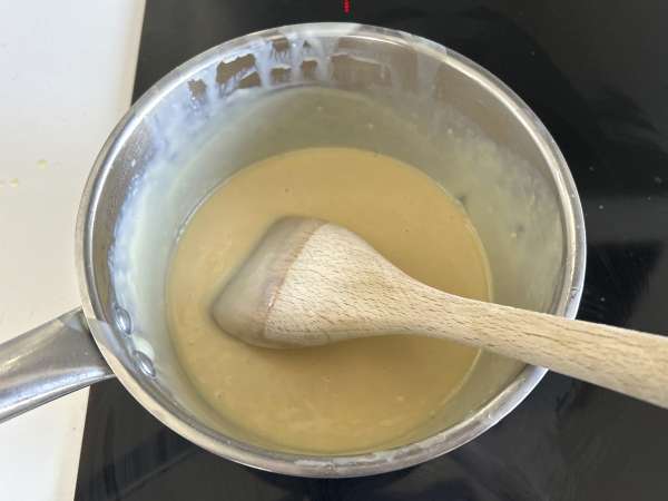 Pavê de morango, den brasilianske dessert lavet af jordbær og kondenseret mælk, der bedst spises kold - Forberedelse trin 3
