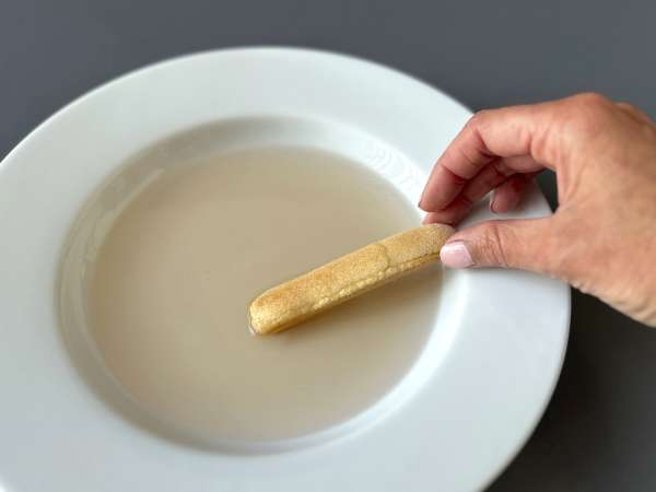 Pavê de morango, den brasilianske dessert lavet af jordbær og kondenseret mælk, der bedst spises kold - Forberedelse trin 4
