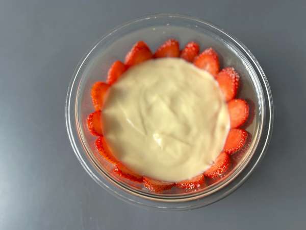 Pavê de morango, den brasilianske dessert lavet af jordbær og kondenseret mælk, der bedst spises kold - Forberedelse trin 5