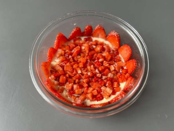 Pavê de morango, den brasilianske dessert lavet af jordbær og kondenseret mælk, der bedst spises kold - Forberedelse trin 6