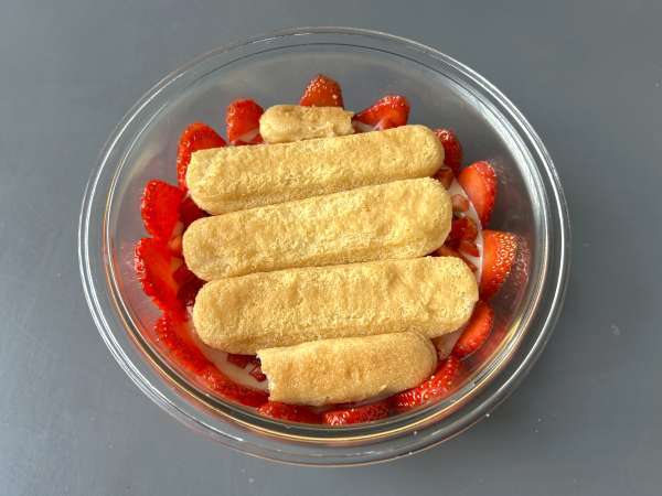 Pavê de morango, den brasilianske dessert lavet af jordbær og kondenseret mælk, der bedst spises kold - Forberedelse trin 7