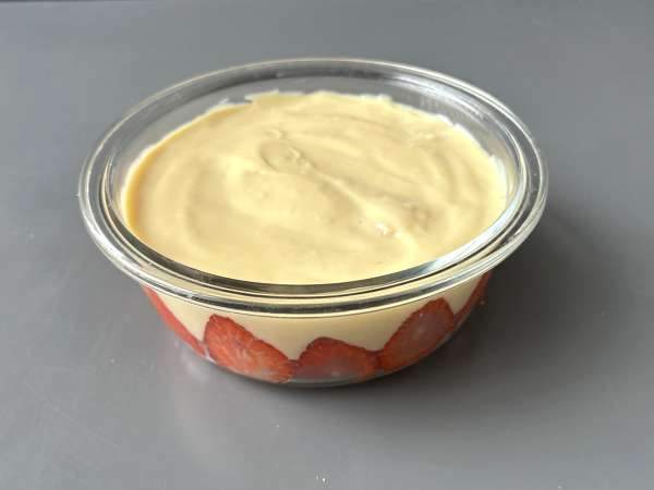 Pavê de morango, den brasilianske dessert lavet af jordbær og kondenseret mælk, der bedst spises kold - Forberedelse trin 8