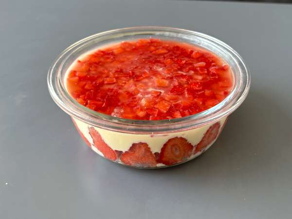 Pavê de morango, den brasilianske dessert lavet af jordbær og kondenseret mælk, der bedst spises kold - Forberedelse trin 11