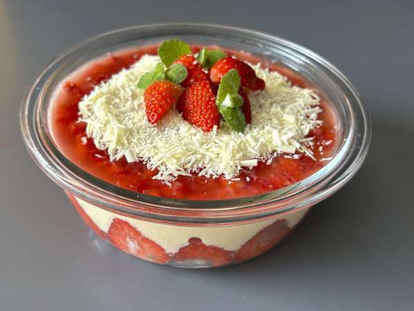 Pavê de morango, den brasilianske dessert lavet af jordbær og kondenseret mælk, der bedst spises kold - Forberedelse trin 12