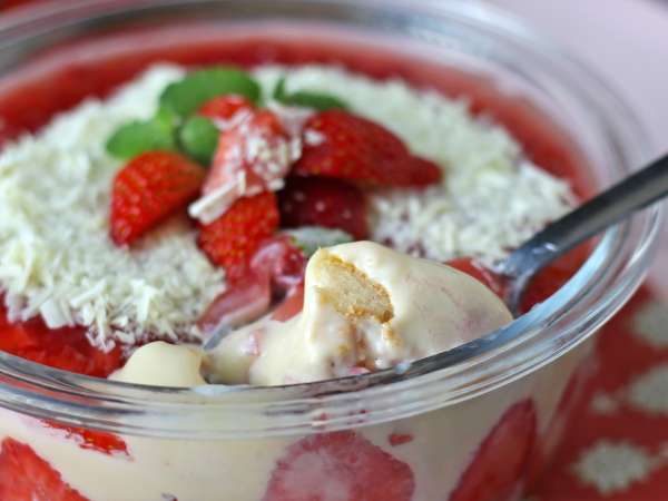 Pavê de morango, den brasilianske dessert lavet af jordbær og kondenseret mælk, der bedst spises kold - Forberedelse trin 13