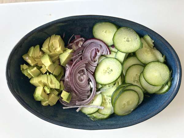 Salat med agurk, ristede kikærter, avocado og feta - Forberedelse trin 2