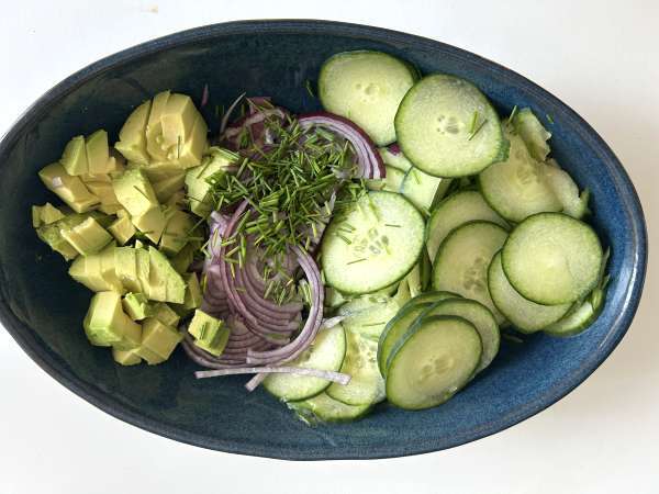 Salat med agurk, ristede kikærter, avocado og feta - Forberedelse trin 3
