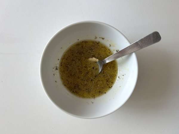 Salat med agurk, ristede kikærter, avocado og feta - Forberedelse trin 4