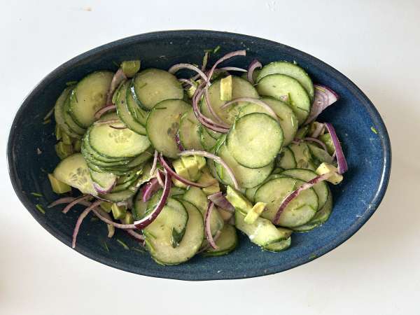 Salat med agurk, ristede kikærter, avocado og feta - Forberedelse trin 5