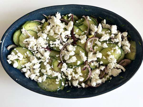 Salat med agurk, ristede kikærter, avocado og feta - Forberedelse trin 6