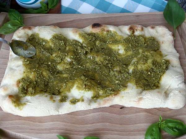 Pinsa med pesto og mortadella, klar på 10 minutter! - Forberedelse trin 2