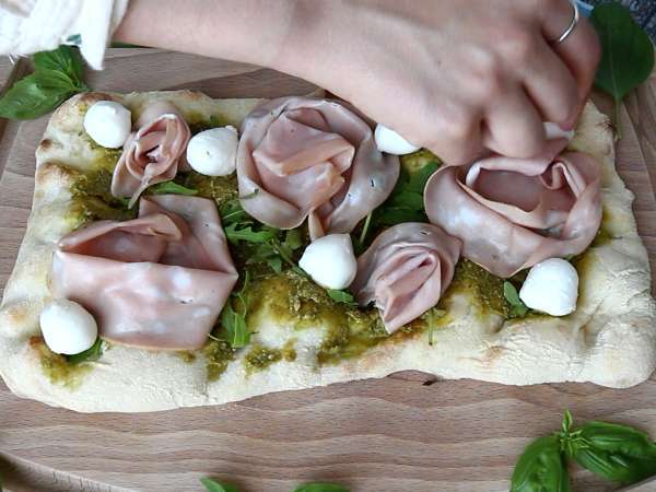 Pinsa med pesto og mortadella, klar på 10 minutter! - Forberedelse trin 5