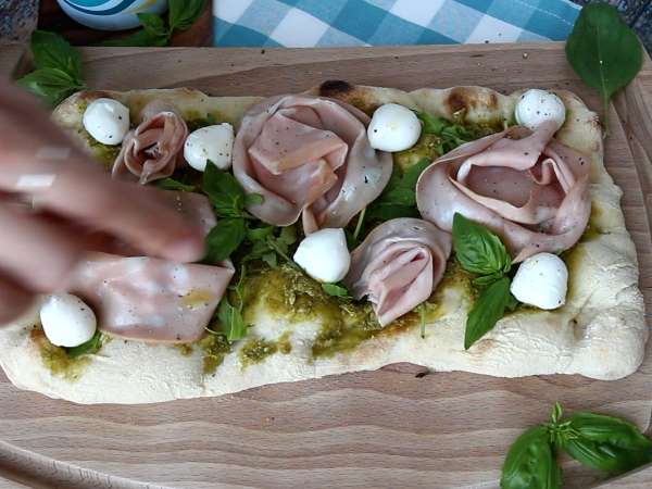 Pinsa med pesto og mortadella, klar på 10 minutter! - Forberedelse trin 6