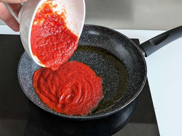 Pasta med stracciatella og cremet tomat: første ret klar på 10 minutter - Forberedelse trin 1