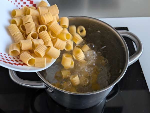 Pasta med stracciatella og cremet tomat: første ret klar på 10 minutter - Forberedelse trin 3