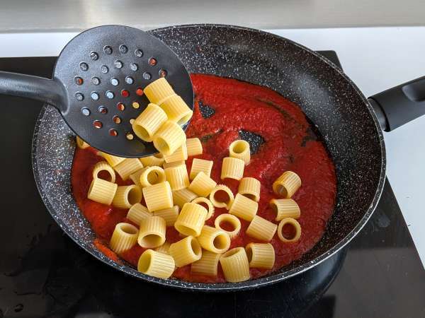 Pasta med stracciatella og cremet tomat: første ret klar på 10 minutter - Forberedelse trin 4