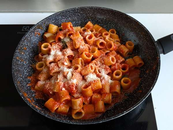 Pasta med stracciatella og cremet tomat: første ret klar på 10 minutter - Forberedelse trin 5