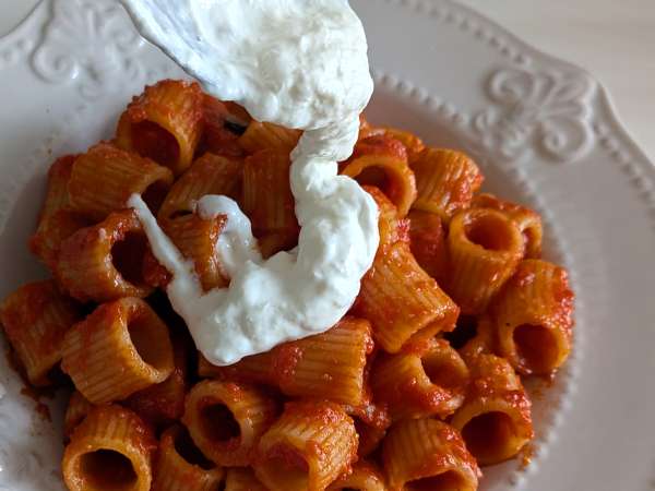 Pasta med stracciatella og cremet tomat: første ret klar på 10 minutter - Forberedelse trin 6