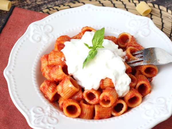 Pasta med stracciatella og cremet tomat: første ret klar på 10 minutter - Forberedelse trin 7