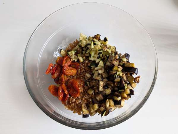Cremet spelt-salat med courgetter, auberginer og cherrytomater - Forberedelse trin 5