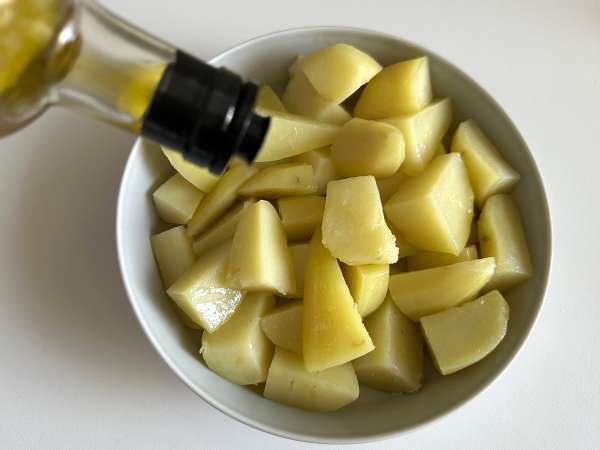 Kartoffelsalat med fetaost, æg og cherrytomater - Forberedelse trin 4