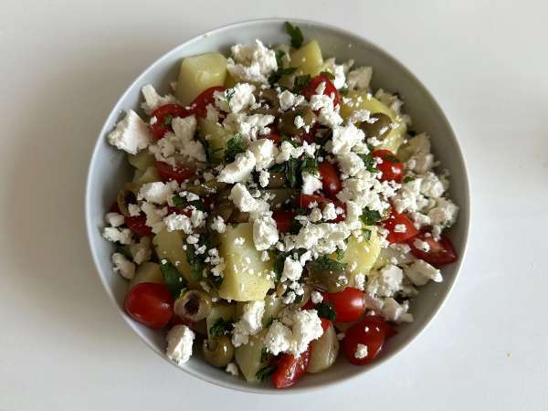 Kartoffelsalat med fetaost, æg og cherrytomater - Forberedelse trin 5