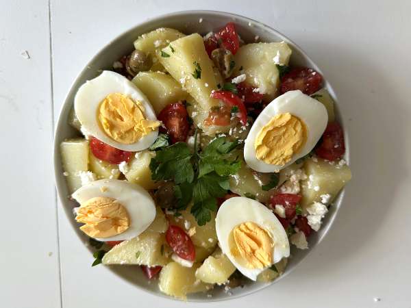 Kartoffelsalat med fetaost, æg og cherrytomater - Forberedelse trin 6