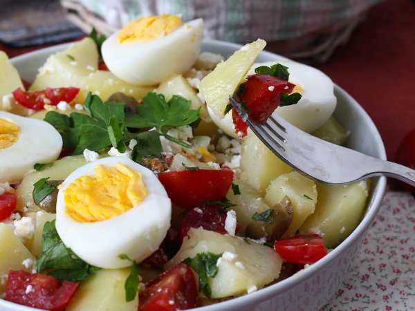 Kartoffelsalat med fetaost, æg og cherrytomater - Forberedelse trin 7