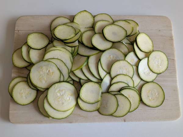 Pasta med courgetter og sprød speck: en nem opskrift, der redder både frokost og aftensmad - Forberedelse trin 1