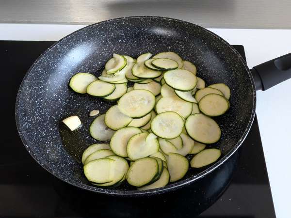Pasta med courgetter og sprød speck: en nem opskrift, der redder både frokost og aftensmad - Forberedelse trin 2