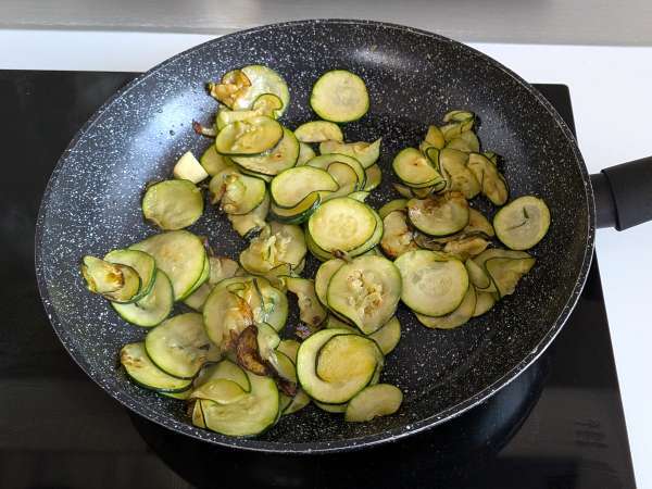 Pasta med courgetter og sprød speck: en nem opskrift, der redder både frokost og aftensmad - Forberedelse trin 3