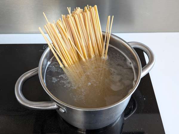 Pasta med courgetter og sprød speck: en nem opskrift, der redder både frokost og aftensmad - Forberedelse trin 4