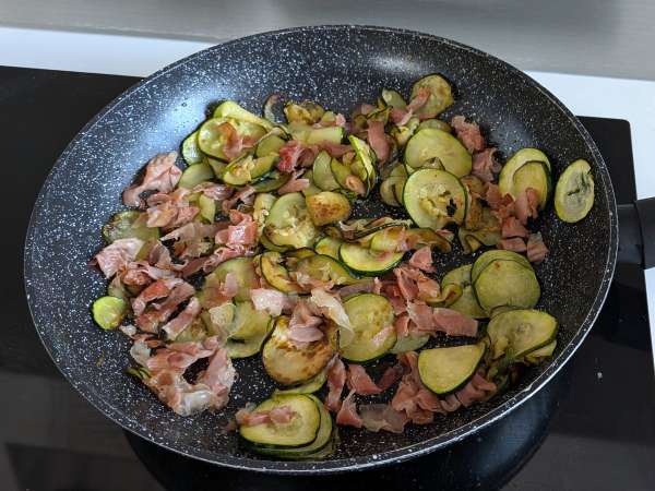 Pasta med courgetter og sprød speck: en nem opskrift, der redder både frokost og aftensmad - Forberedelse trin 6