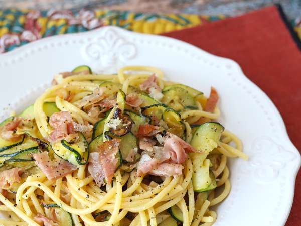 Pasta med courgetter og sprød speck: en nem opskrift, der redder både frokost og aftensmad - Forberedelse trin 8