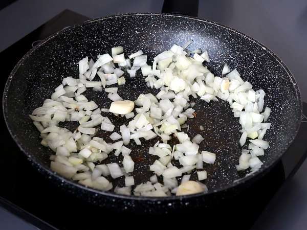 Orzo-pasta med tomater og rejer tilberedt som en risotto - Forberedelse trin 2