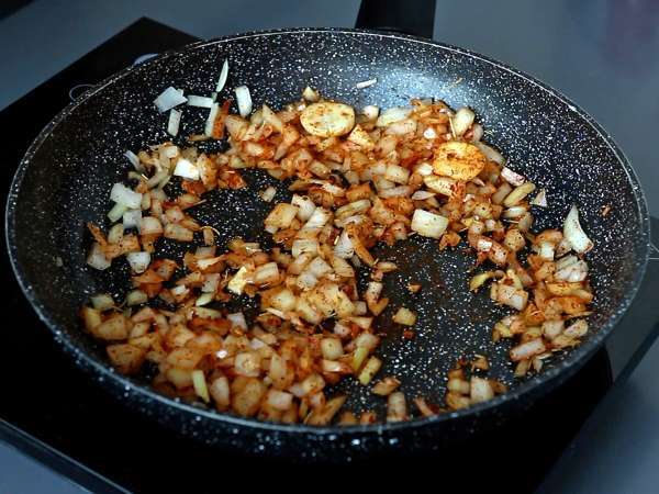 Orzo-pasta med tomater og rejer tilberedt som en risotto - Forberedelse trin 3