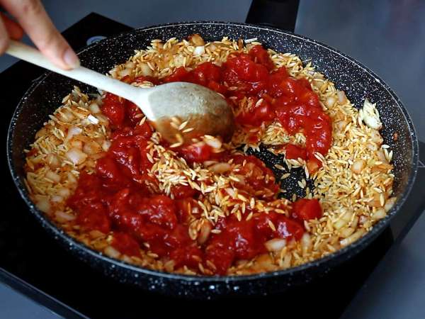 Orzo-pasta med tomater og rejer tilberedt som en risotto - Forberedelse trin 4