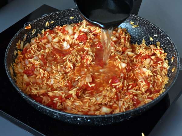 Orzo-pasta med tomater og rejer tilberedt som en risotto - Forberedelse trin 5